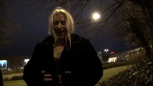 人気のBlonde british babe flashing at night and showing tits downtown上質な映画