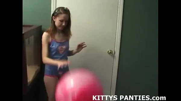 18yo Kitty joue avec une énigme dans une minijupe bons films