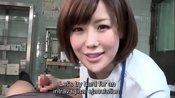 Une femme médecin japonaise sous-titrée CFNM donne une branlette à une patiente bons films