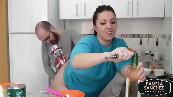 Fucking in the kitchen while cooking Pamela y Jesus more videos in kitchen أفلام رائعة رائعة