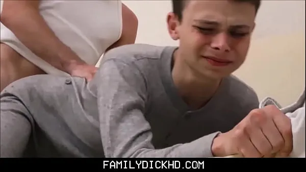 Cute Little Twink Hijastro Follado Por Su Padrastro Cachondo Durante Una Película buenas películas calientes