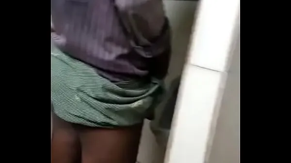 meando y sosteniendo la polla de desi gay labor en lungi buenas películas calientes