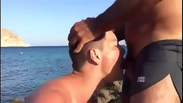 Bebé amamantando y bebiendo leche junto al mar buenas películas calientes