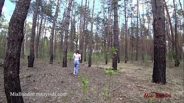 Baise publique en plein air pour Mia en forme dans la forêt. Mia Bandini bons films