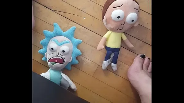 Géante piétine et écrase 2 minuscules hommes (Rick et Morty Plush bons films