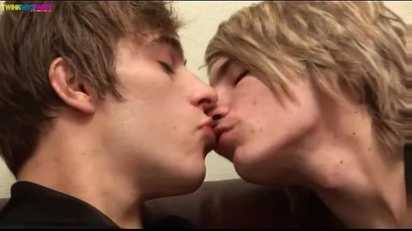 Filmes Twinks gostosos Simon e Vojta se beijando e boquetes excelentes