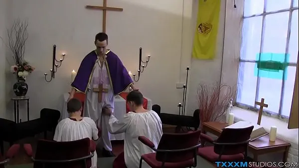 Twinks traviesos tienen un trío anal con un sacerdote buenas películas calientes