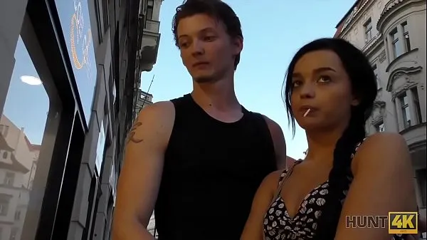 Film caldi HUNT4K. Il povero ragazzo deve guardare il fantastico sesso della ragazza per soldi belli