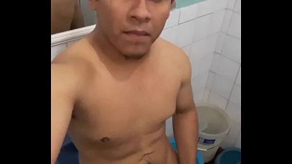 Rica se masturbait dans la salle de bain bons films