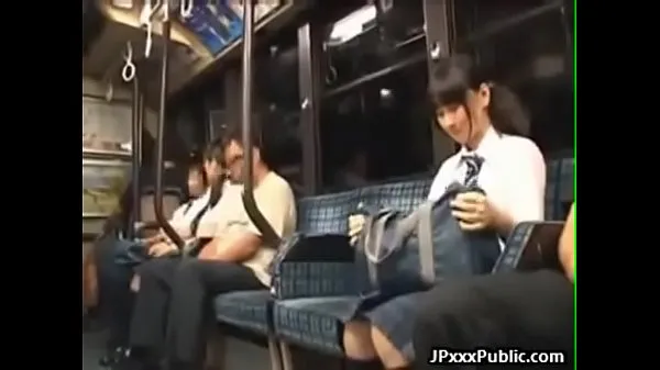 Une écolière japonaise se fait baiser dans un bus bons films