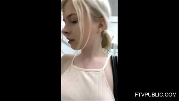 Une jeune fille se masturbe dans un vestiaire public bons films