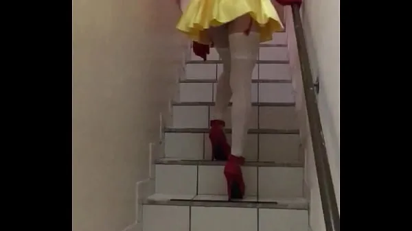 Sissy Carol Vittar robe blanche comme neige entrant dans le motel avec son mâle bons films