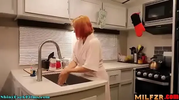 Καυτές Fucking the hot stepmom who got stuck in the sink καλές ταινίες