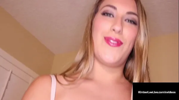 Naughty Cock Sucker, Kimber Lee, abre su boca roja con lápiz labial y chupa la polla de su hombre, ordeñándola con su cálida boca, ¡dejando marcas rojas! Video completo y Kimber Lee Live buenas películas calientes