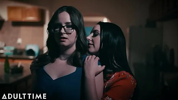 Filmes A verdadeira esposa suburbana da LÉSBICA Jay Taylor não consegue tirar os olhos de Angela White excelentes