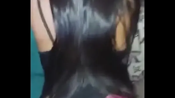 Chica joven dando culo en el sofá buenas películas calientes