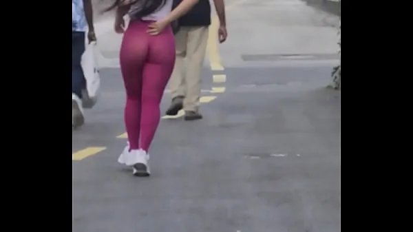 Casado casi desnudo en la calle en leggings transparentes Luana Kazaki buenas películas calientes