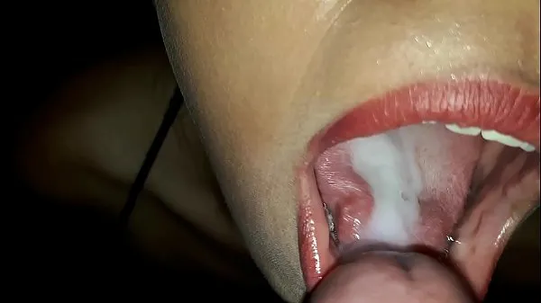 Heiße Toller Blowjob von meiner kleinen versauten Schwester, ich lasse die Milch in ihrem Halsgute Filme