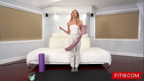 FIT18 - Khloe Kapri - Rubia flaca con tirantes en pantalones de yoga quiere follar con un agente de casting buenas películas calientes