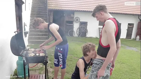 Los amigos salen a hacer una barbacoa y acaban follando a pelo buenas películas calientes