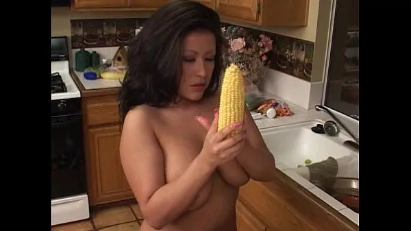 Fat brunette inserts corn and cucumbers in pussy Phim hay hấp dẫn