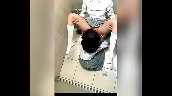 ภาพยนตร์ยอดนิยม Two Lesbian Students Fucking in the School Bathroom! Pussy Licking Between School Friends! Real Amateur Sex! Cute Hot Latinas เรื่อง