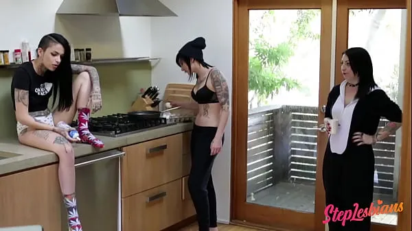 Emo Nikki Hearts et Leigh Raven adorent essayer un strap-on bons films