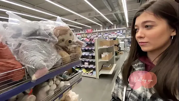 a enlevé une pute dans un magasin et l'a donnée à sa bouche dans les toilettes bons films