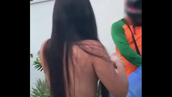 Une femme coquine a reçu le livreur d'eau totalement nu à la porte de sa maison Praia de Pipa (RN) Luana Kazaki bons films