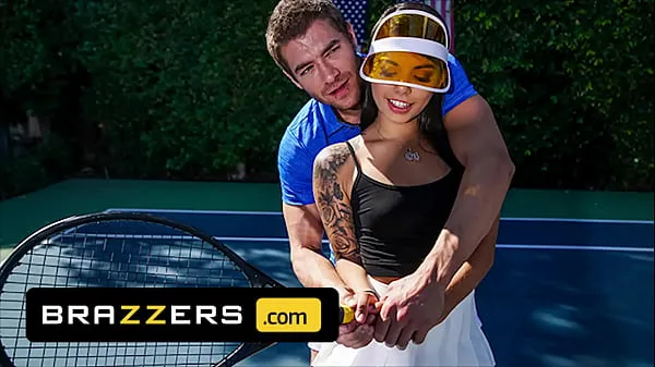 Hotte Xander Corvus) Massages (Gina Valentinas) Foot To Ease Her Pain They End Up Fucking - Brazzers fine filmer