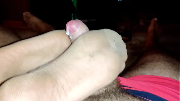 Filmes footjob rápido com meias de náilon bronzeado e muito esperma excelentes