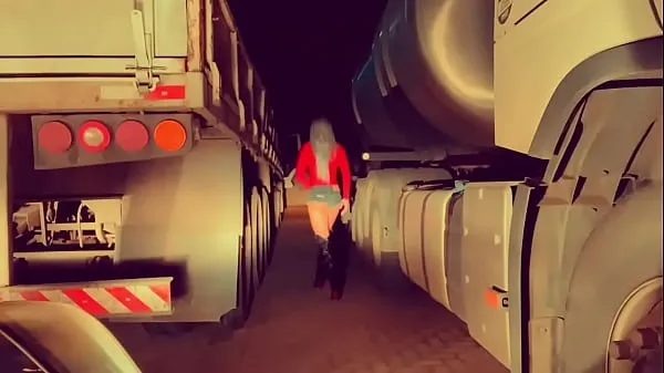 Naughty Trucker baise une petite chienne chaude bons films