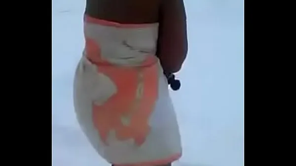 Chick se desnuda solo para hacer el desafío de la nieve. SMH buenas películas calientes