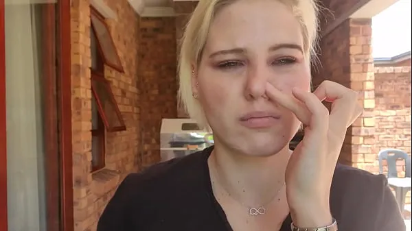 Vroči Blonde blows out boogers out of her nose and plays with it | nose picking | fetish dobri filmi