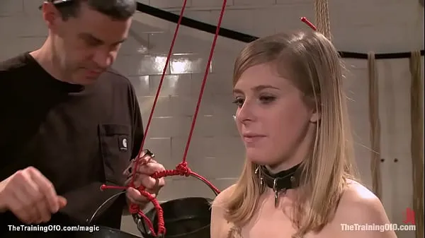 Le maître James Mogul entraîne Penny Pax, blonde aux gros seins, à endurer la douleur, puis lui fait baiser une grosse bite avec le gimp attaché Owen Gray et la fouette bons films