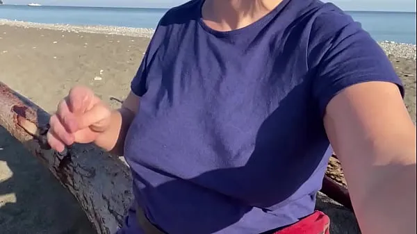 Film caldi Si è incazzata su una spiaggia pubblica. E ha fatto la pipì in bagno e poi ha iniziato a scoreggiare. Compilazione di pipì. Pisciare all'aperto. Pisciare fuori belli