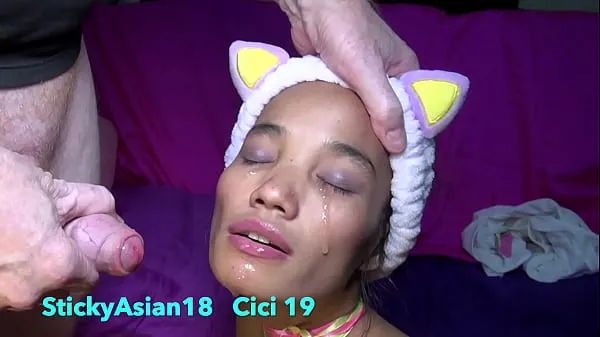 StickyAsian18 petite Cici quiere ver la televisión, pero en su lugar le empujan la polla en la boca buenas películas calientes