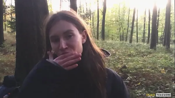 Film caldi Giovane timida ragazza russa fa un pompino in una foresta tedesca e ingoia sperma in POV (primo porno fatto in casa dall'archivio di famiglia). in casa belli