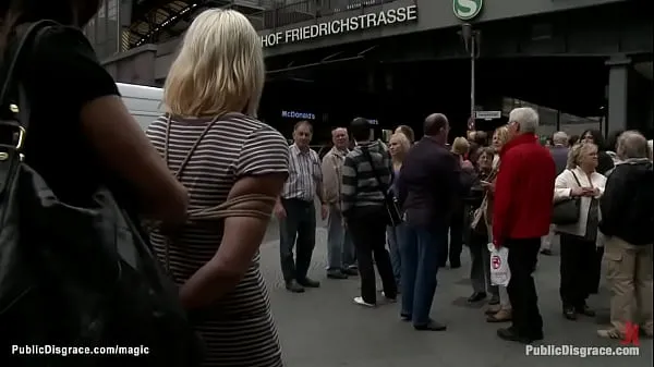 La princesse Donna Dolore expose ses seins nus liés à la blonde allemande Uma Masome en public, puis la grosse bite de Steve Holmes la baise dans le métro bons films