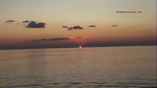 Des couples russes baisent au bord de la mer au coucher du soleil bons films