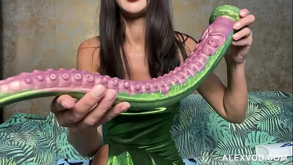 Hotkinkyjo en robe verte sexy baise son cul avec un long gode de sinnovator, fist anal et prolapsus bons films