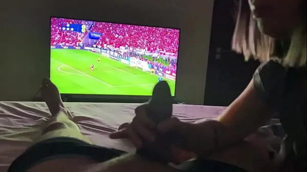 Gorące Young wife breastfeeding her husband during the Corinthians x Flamengo final. Full on SUBSCRIBERSwspaniałe filmy