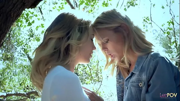 Gorące Two blonde divas indulge in a lesbian session during their walk in the woodswspaniałe filmy