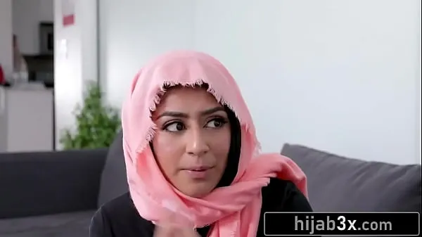 Vroči Hot Muslim Teen Must Suck & Fuck Neighbor To Keep Her Secret (Binky Beaz dobri filmi