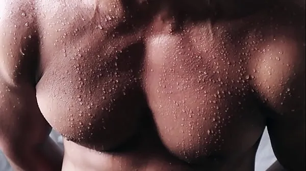 Filmes Close up into the sweat over flexing body excelentes