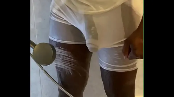 El negro DE LA POLLA GRANDE Y GRUESA muy cachondo en la ducha buenas películas calientes