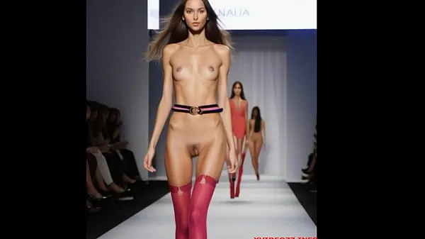 Heiße Spektakuläre Modenschau: Junge Models wagen Nacktheit auf dem Laufsteg mit bunten Strümpfengute Filme