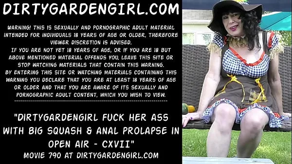 Gorące Dirtygardengirl fuck her ass with big squash & anal prolapse in open airwspaniałe filmy