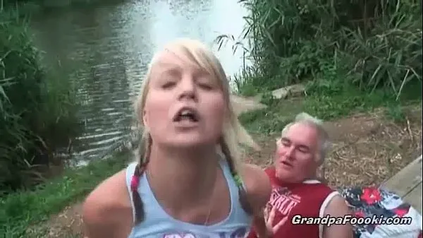 Žhavé Gorgeous blonde rides dick on the river shore skvělé filmy